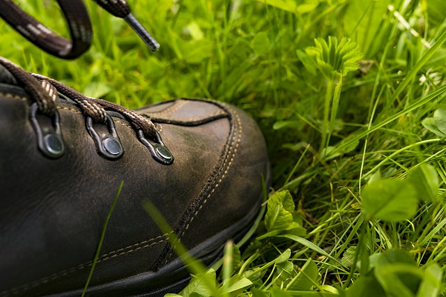 bota v trávě